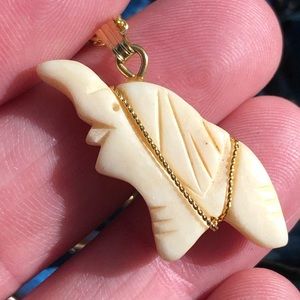 VTG BOHO carved shell elephant pendant necklace